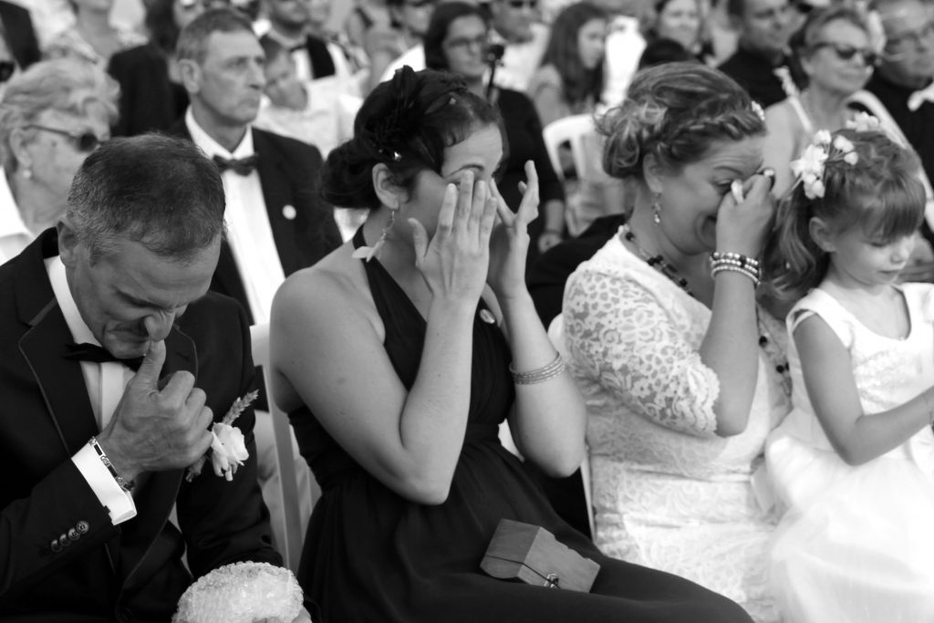 invités pleurant lors d'une cérémonie de mariage laïque