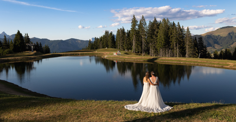 deux mariées devant un lac de montagne photographe mariage crest volland