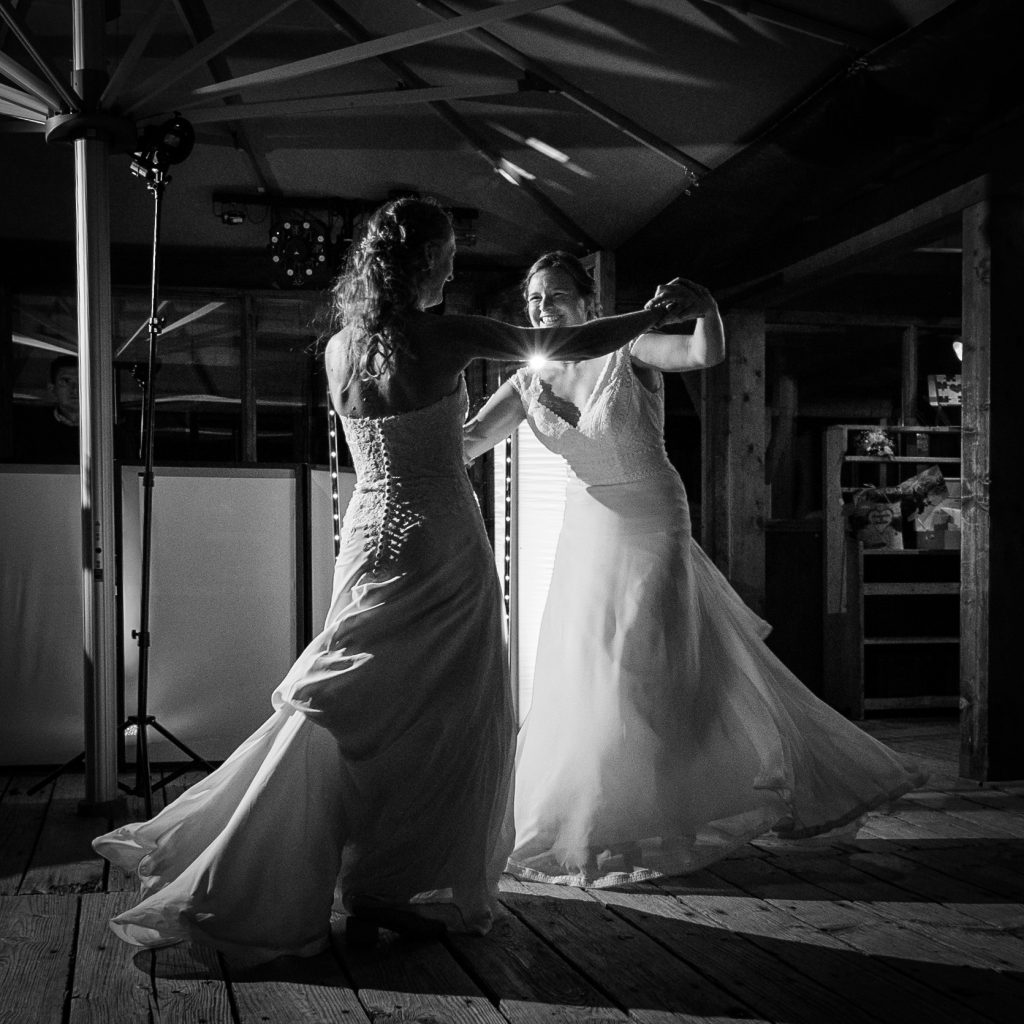 deux mariées en train de danser lors de l'ouverture du bal de leur mariage