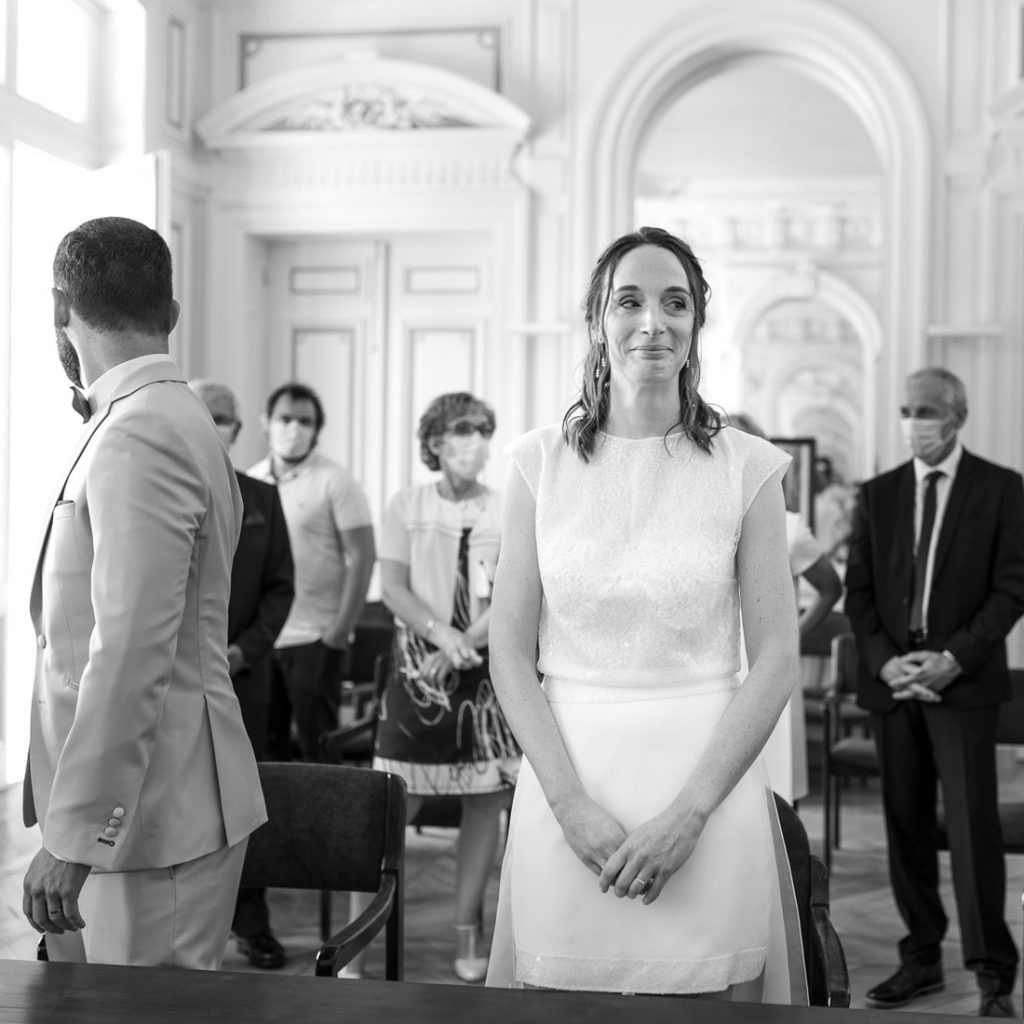 mariée avec un air interrogatif lors de son mariage à Chambéry en Savoie