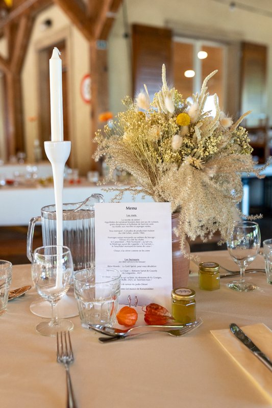 décoration table de mariage avec fleur et bougie