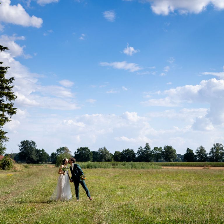 couple de mariés dans des champs à rochefort près coredrie royale