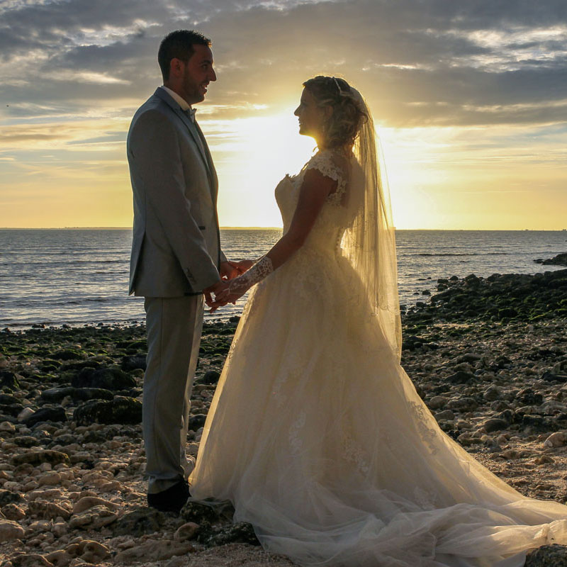 couple de mariés au coucher de soleil sur une plage de Fouras le jour de leur mariage