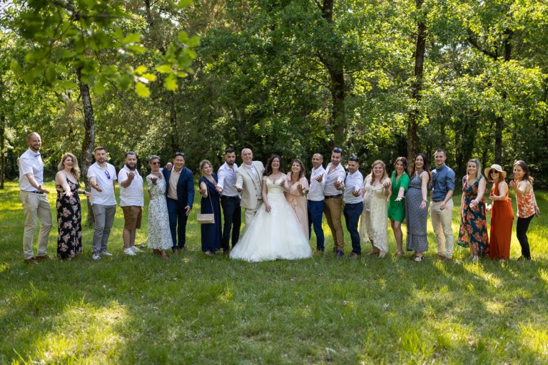 photo de groupe de mariage dans un cadre verdoyant