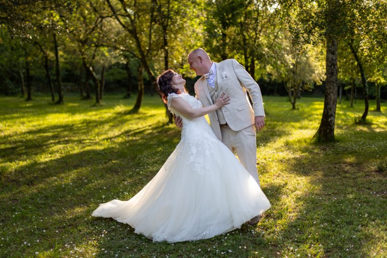 photo de couple de mariage dans espace boisé avec jolie lumière
