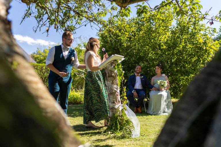 cérémonie laïque de mariage dans un jardin